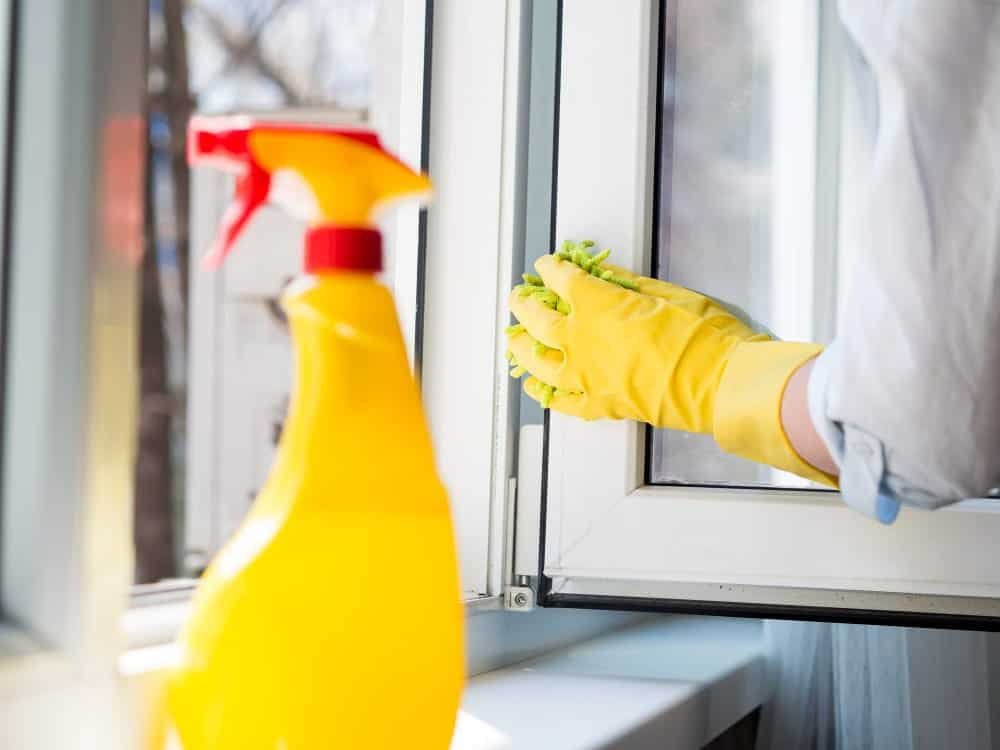 Fensterrahmen reinigen