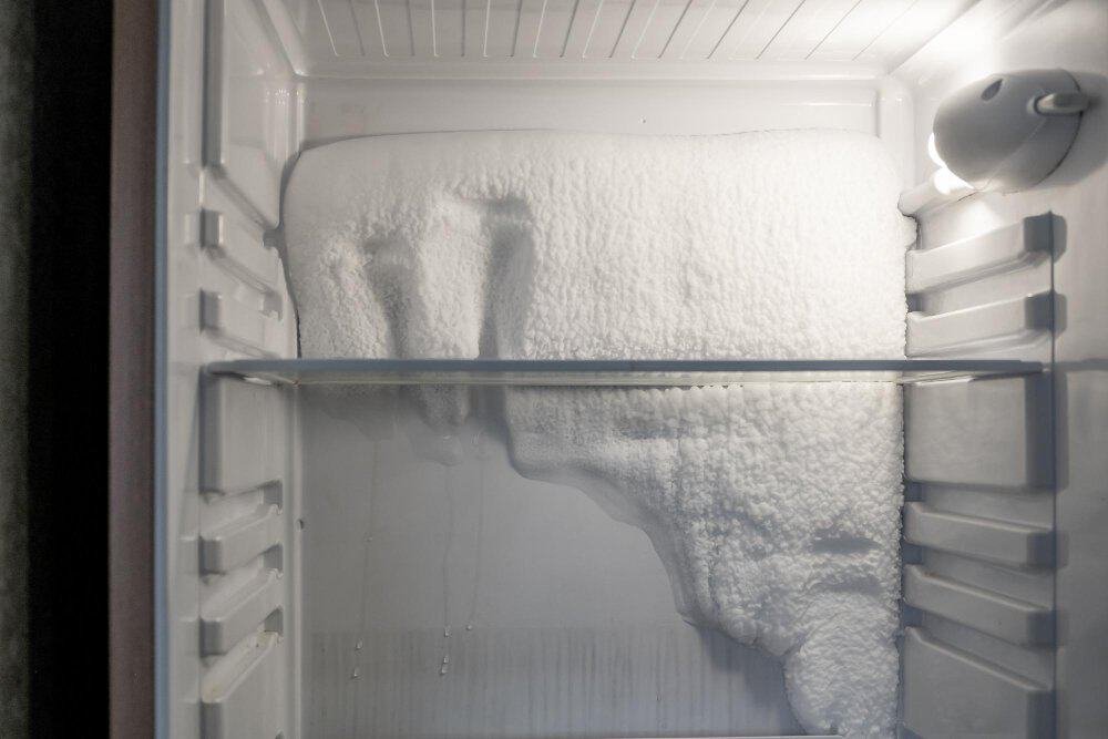 Kühlschrank vor der Umzugsreinigung abtauen