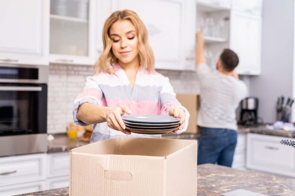 Geschirr richtig in Umzugskarton packen