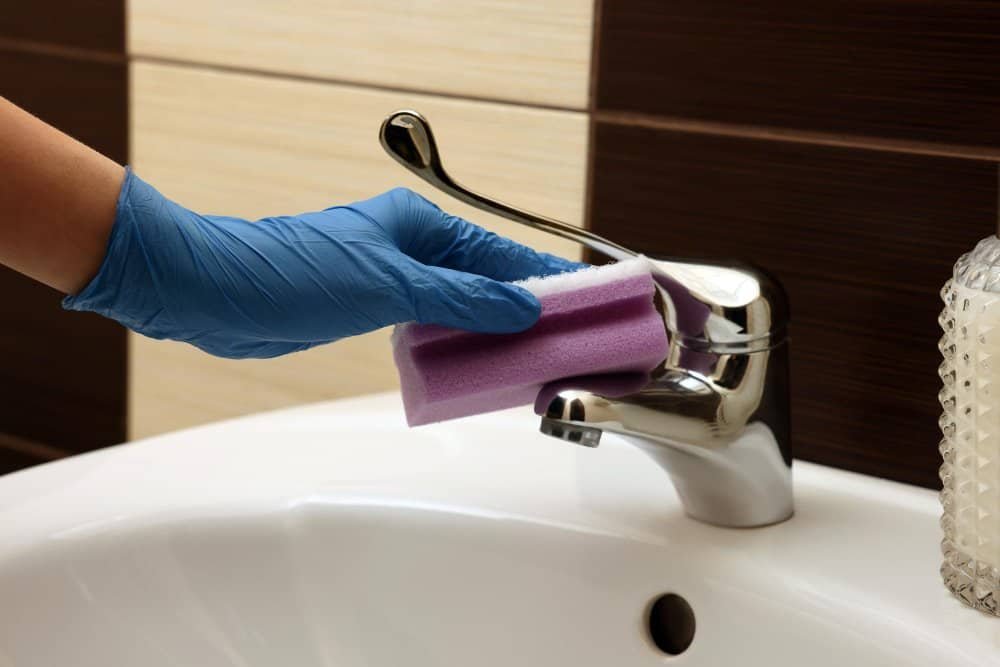 Kalk im Badezimmer bei der Wohnungsabgabe