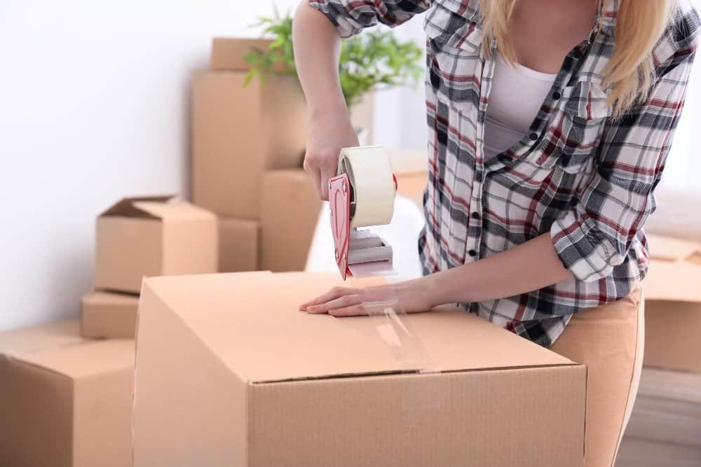Kartons für Umzug packen